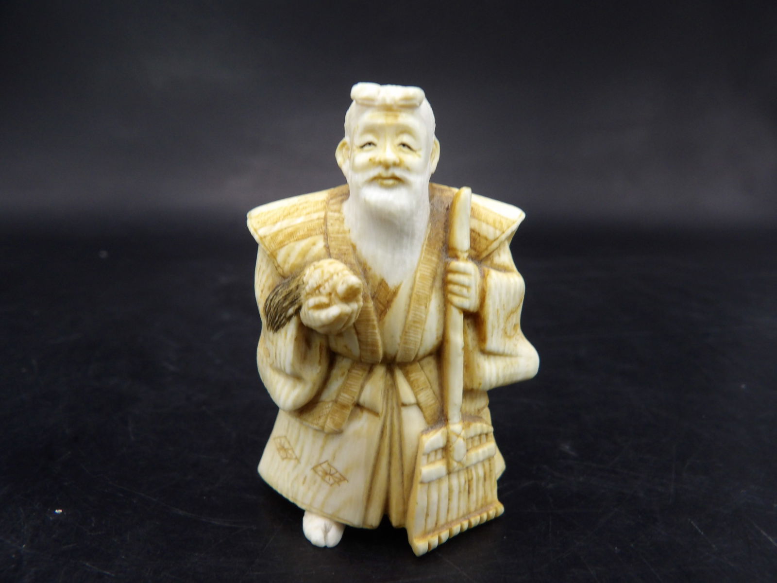 fine carved Japanese netsuke figurine - No Export (1 of 6)