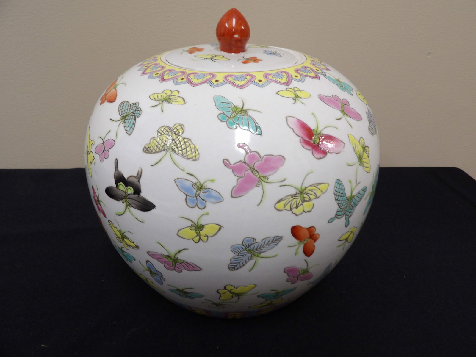 Antique Chinese hand painted butterfly porcelain ginger jar with Qing dynasty Qianlong mark (1 of 7)