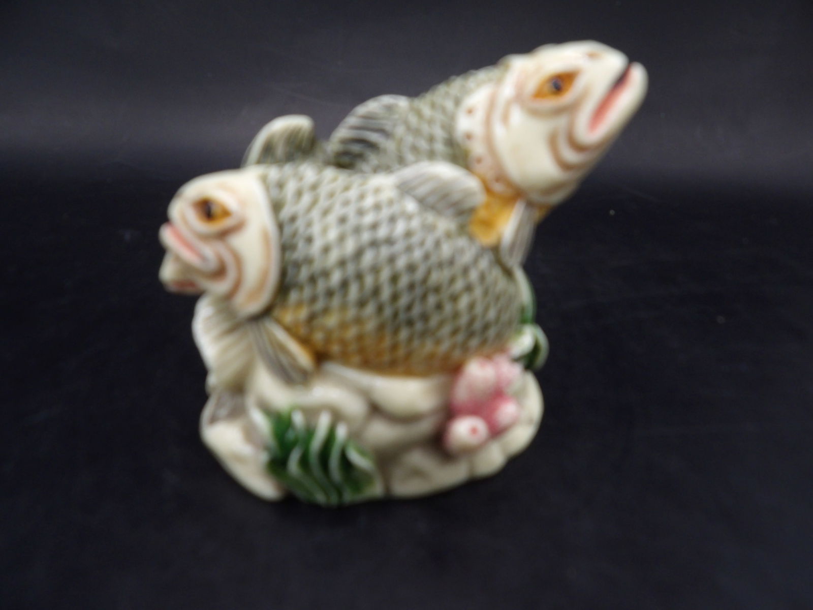 Japanese netsuke fine carved 3 fish pond scene lidded container (1 of 8)
