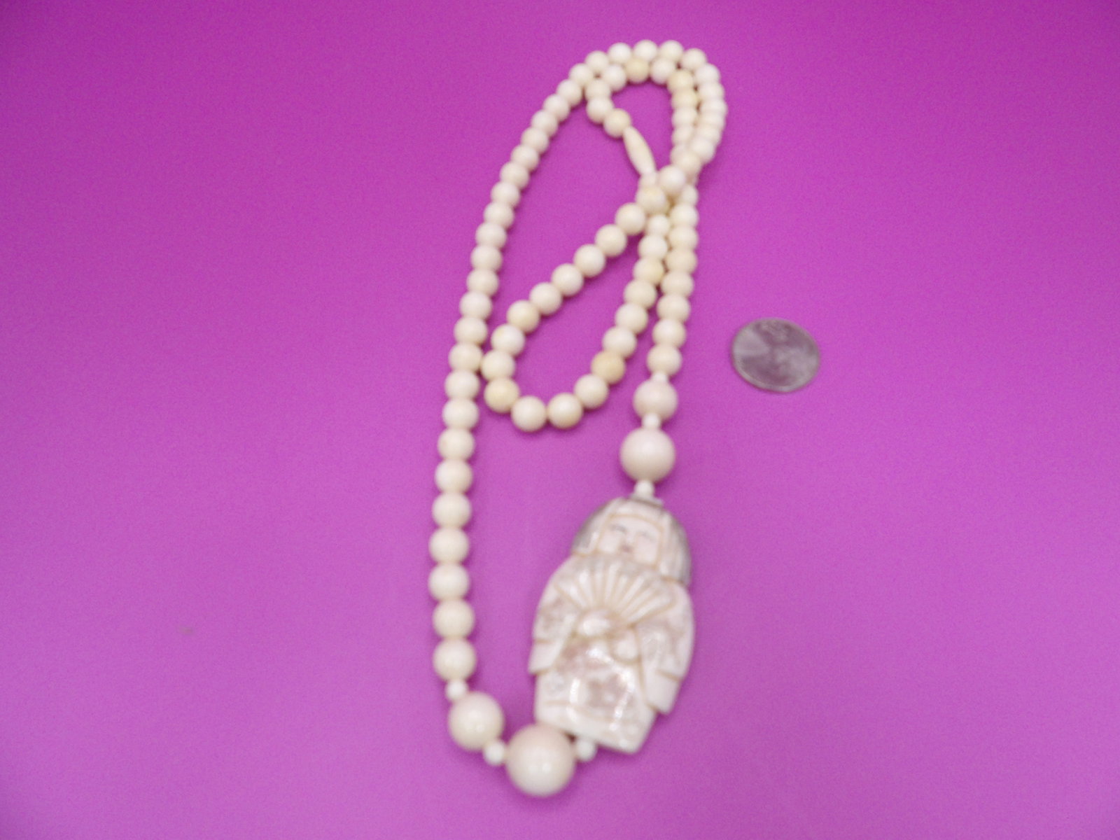 Rare 30 inches long fine carved beaded necklace with signed netsuke pendant - No Export: Pendant is 1.8 inches height and signed on the bottom. 30 inches long necklace.