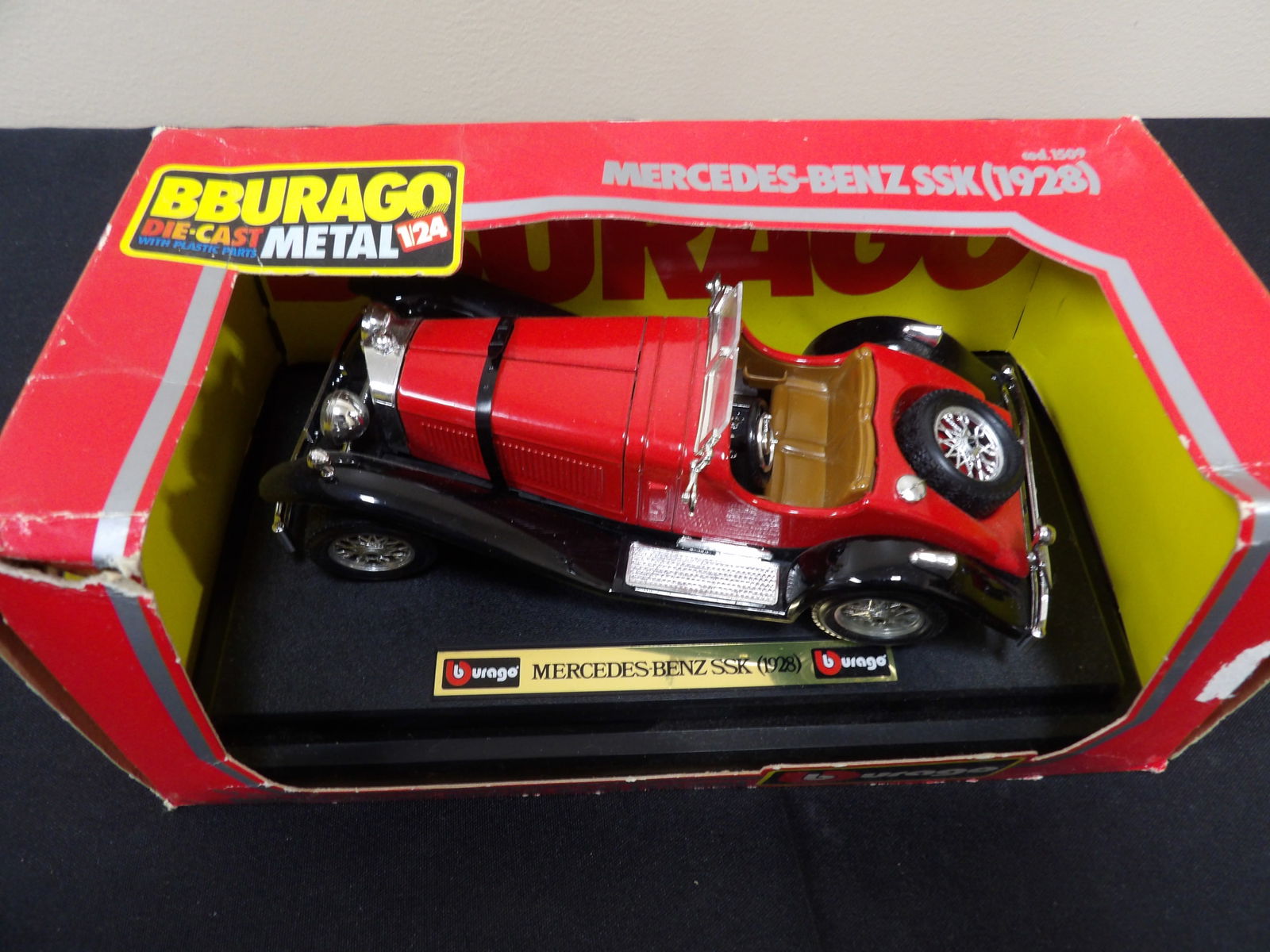 Bburago 1:24 Mercedes-Benz SSK C1928 in box (1 of 6)