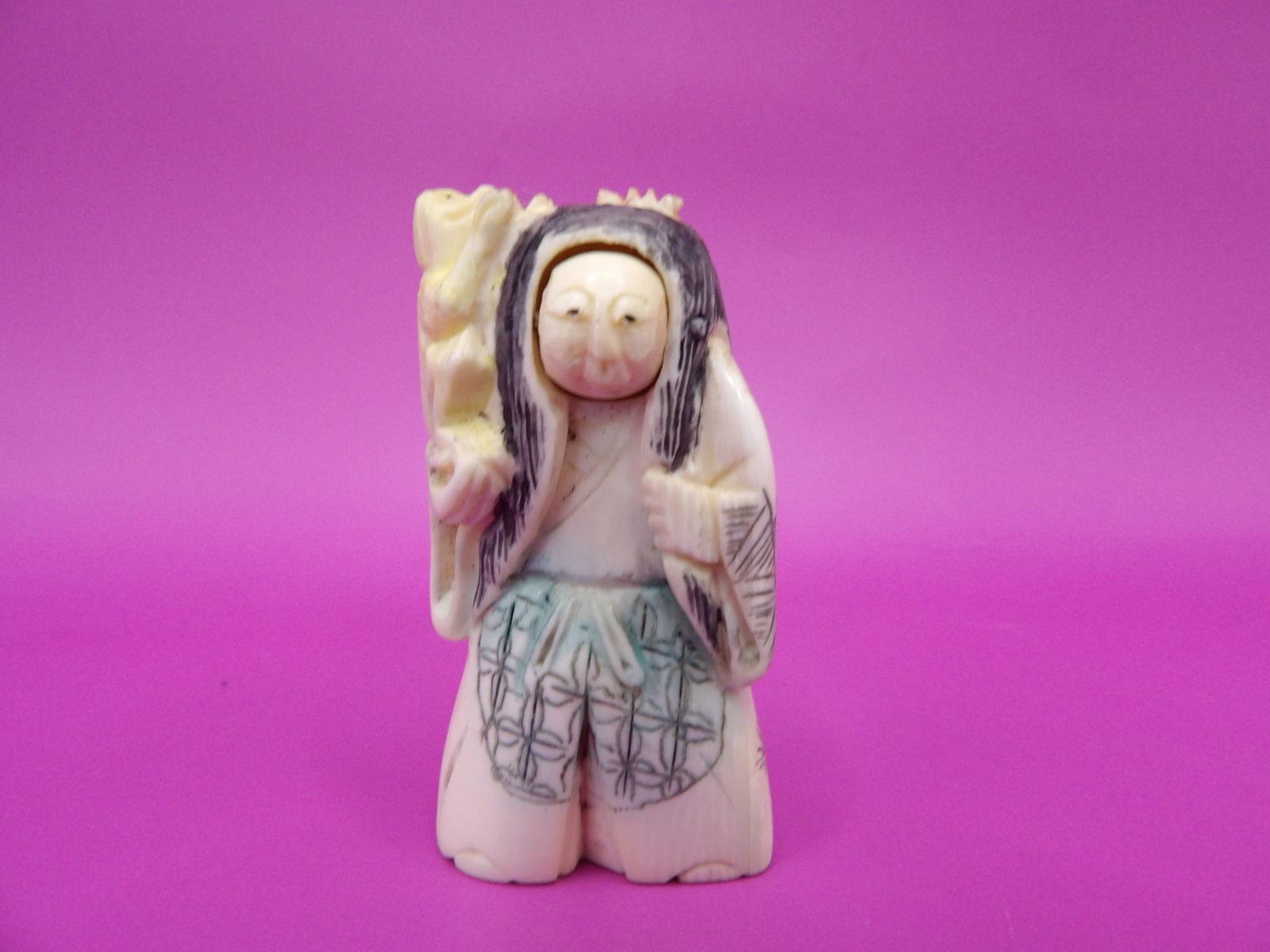 Rare changing face Japanese netsuke carving woman with monkey signed - No Export (1 of 8)