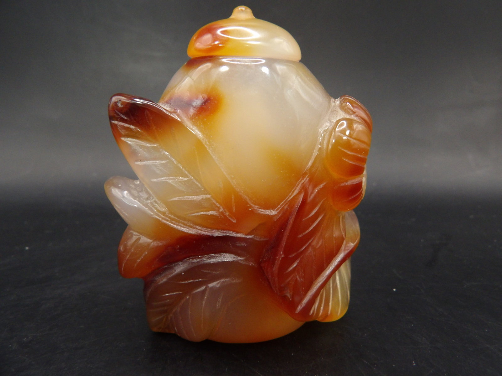 Chinese carved carnelian flower leaf snuff bottle: 2.3 inches height. Spoon missing.