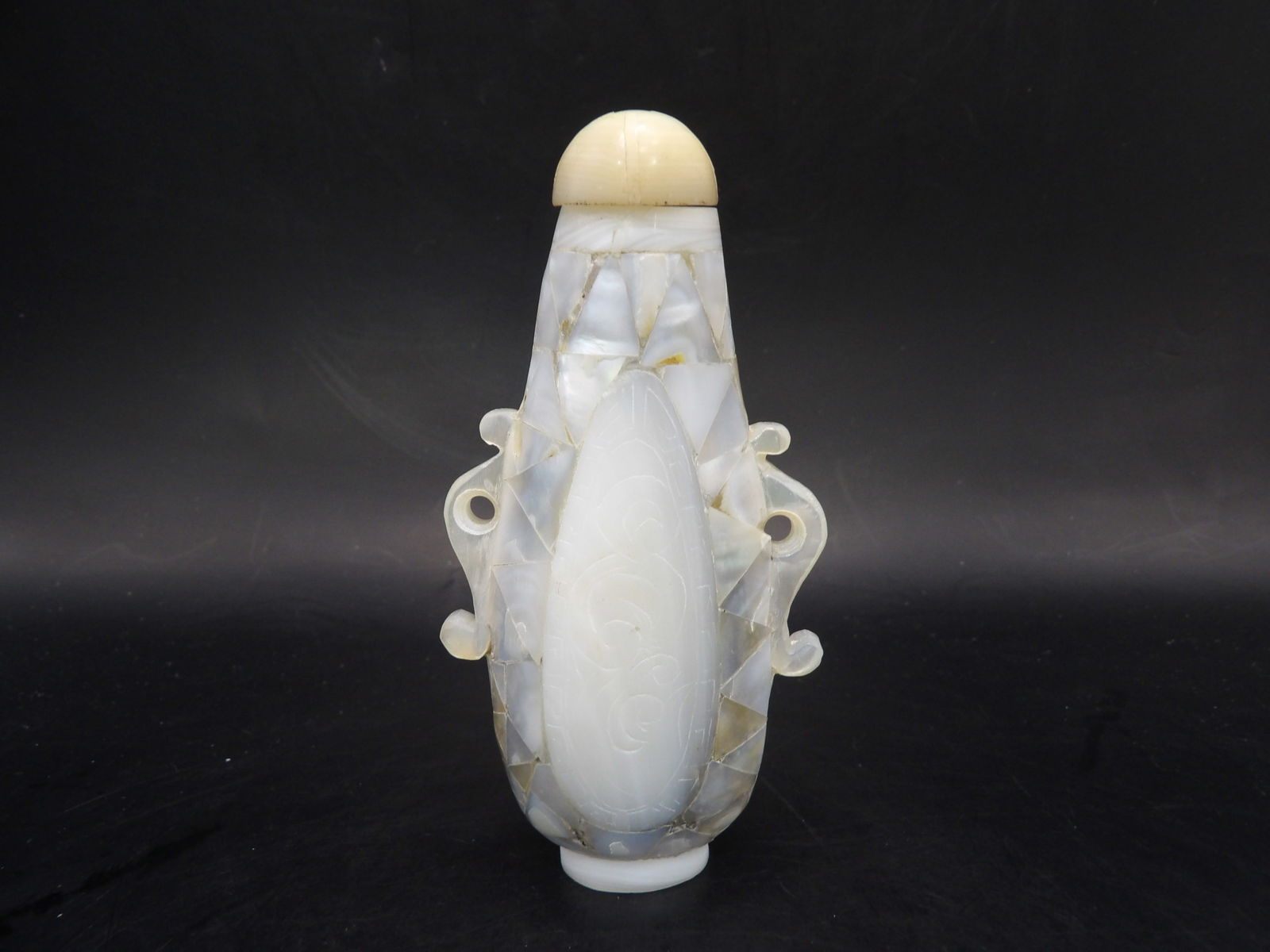 Chinese antique mother of pearl snuff bottle: 3.5 inches height.