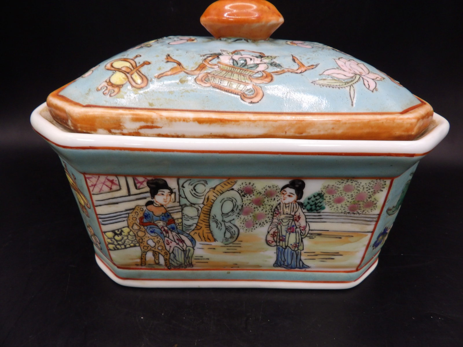 Chinese porcelain lidded tureen with Qing dynasty Jiaqing seal mark: 7.2 inches length.