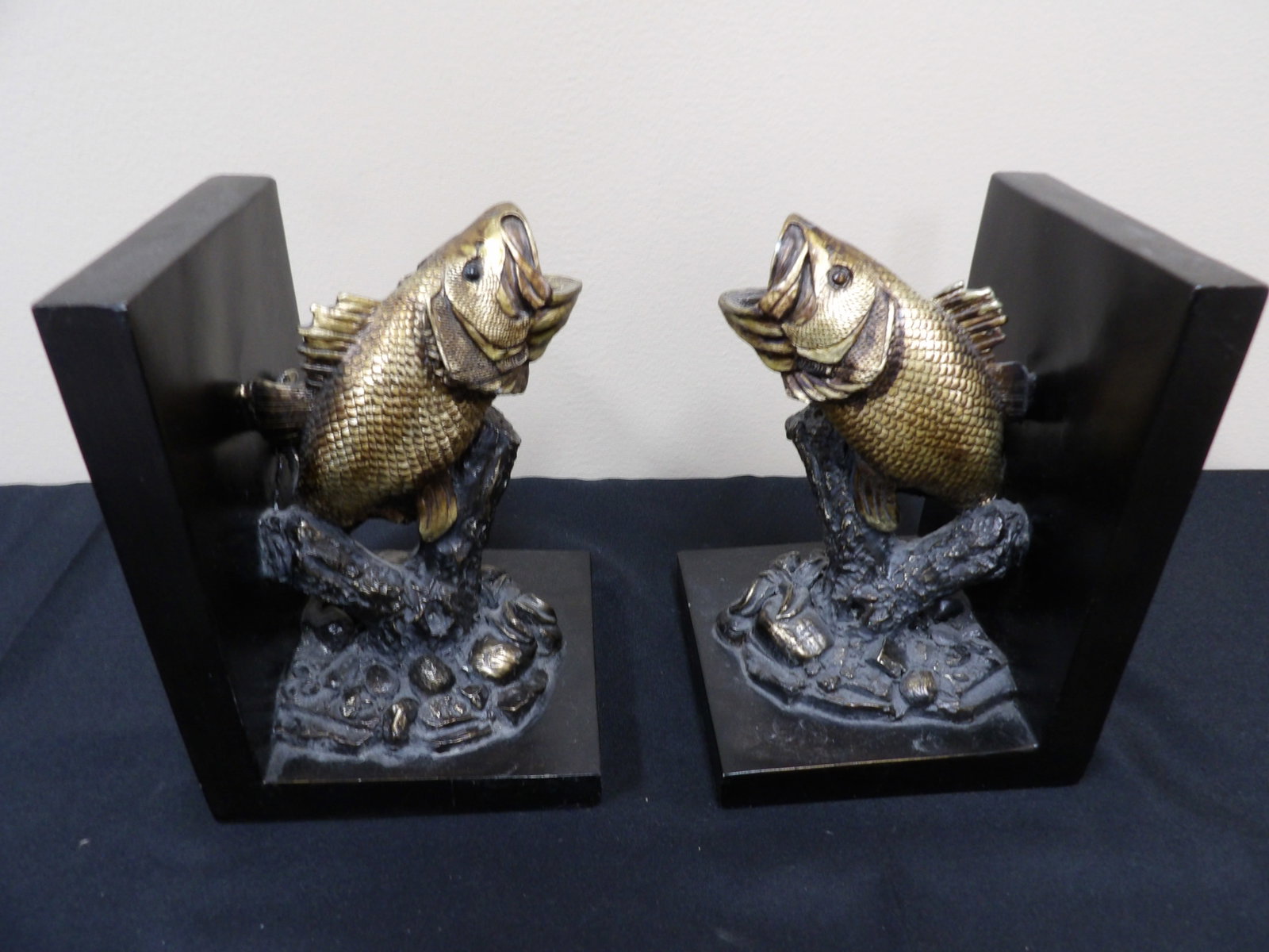 Lot of 2 gilted fish shaped heavy bookends: 7.3 inches height.