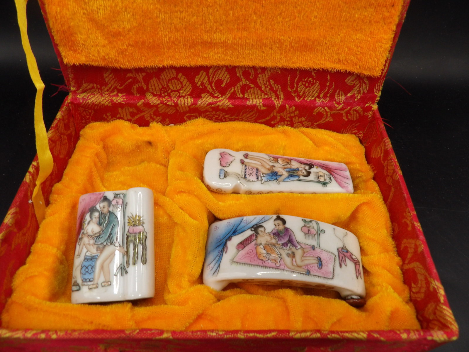 Rare lot of 3 unusual shaped antique Chinese porcelain erotica snuff bottles in padded box (1 of 13)