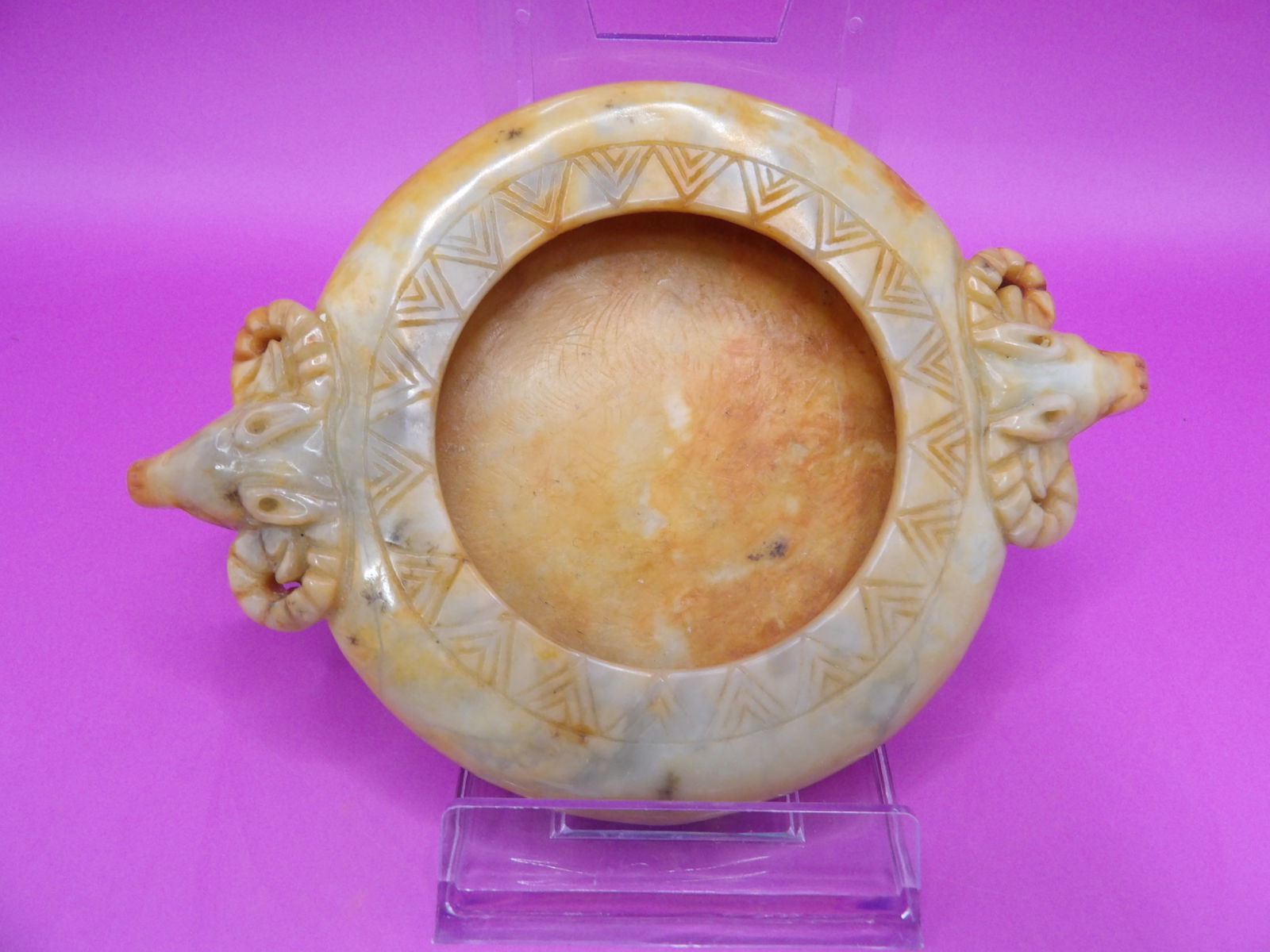 Chinese jade brush washer with cow heads: 5.5 inches length. 238 grams.