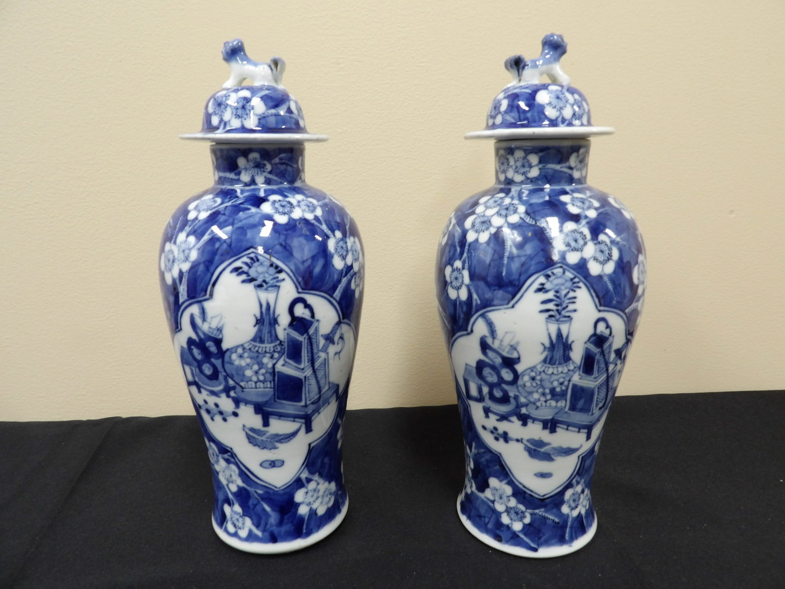 Lot of 2 Chinese blue and white porcelain vase with foo dog lid and Qing Kangxi seal mark (1 of 8)
