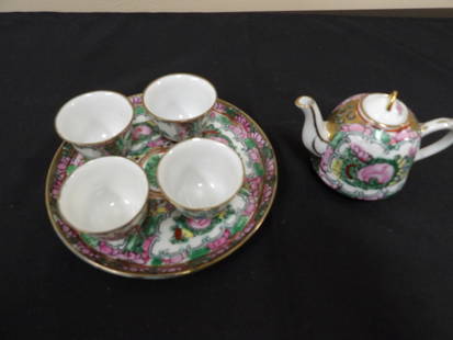 Lot of 6 Chinese porcelain famille rose small tea set with Qing dynasty Qianlong mark: Porcelain tray is approx. 6 inches length.
