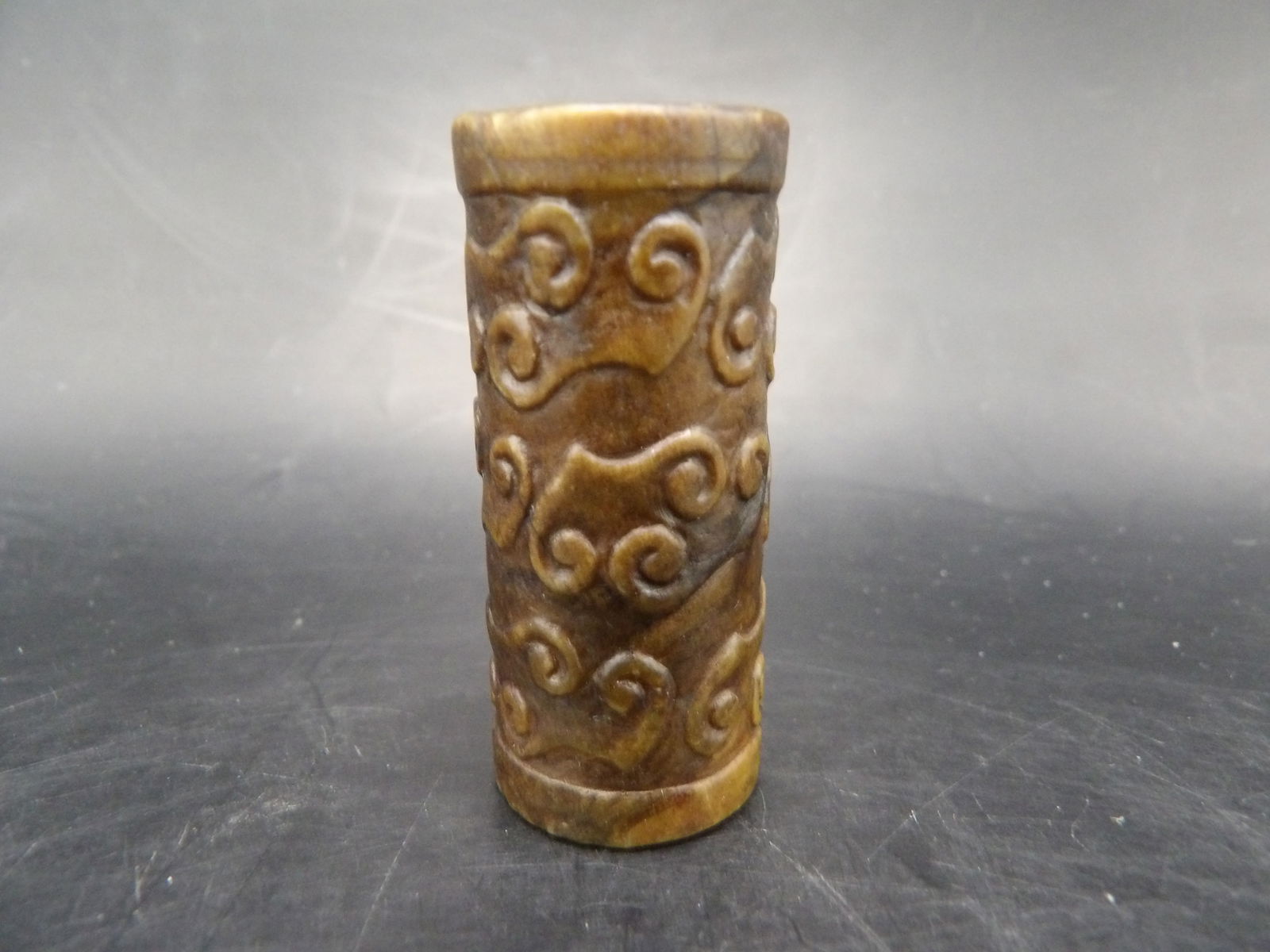 Chinese jade carved tube: 1.8 inches height. 45 grams.