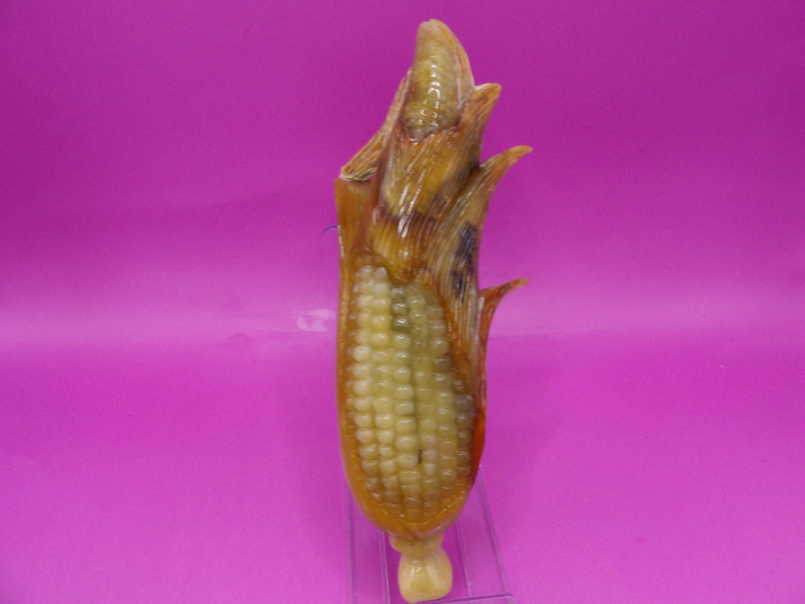 rare Chinese jadeite jade very fine carved corn on the cob: 8 inches height. 652 grams.