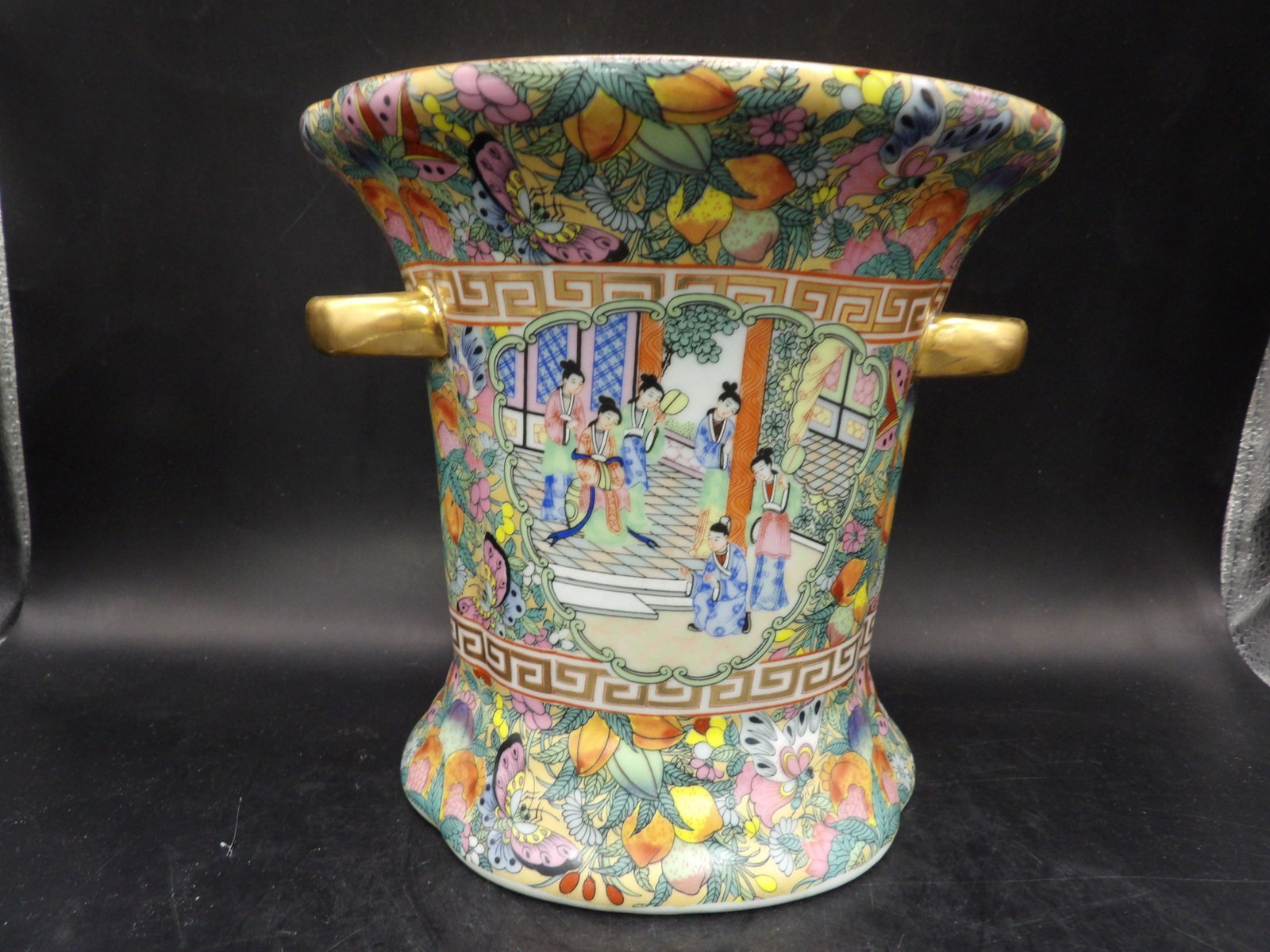 Chinese family rose porcelain vase with gold gilt handles and Qing dynasty Qianlong mark: 7 inches height.