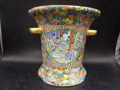 Chinese family rose porcelain vase with gold gilt handles and Qing dynasty Qianlong mark: 7 inches height.