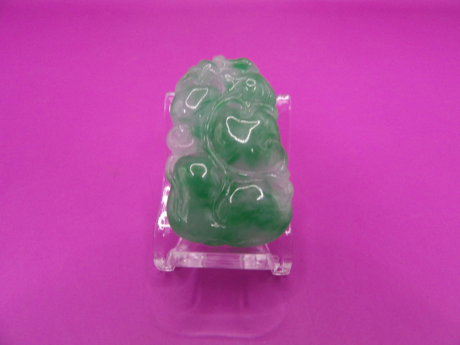 Chinese natural jadeite jade carved fine pendant: 1.5 inches height. 9.9 grams.