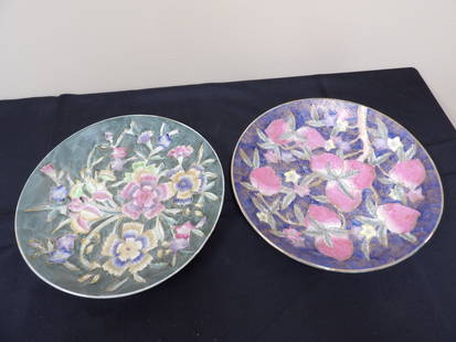 lot of 2 Chinese porcelain plates with floral pattern: 10 inches diameter.