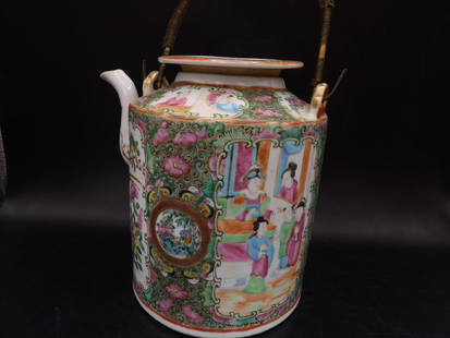Chinese Qing dynasty hand painted famille rose large porcelain teapot with lid and handle: 6.6 inches height not including handle.