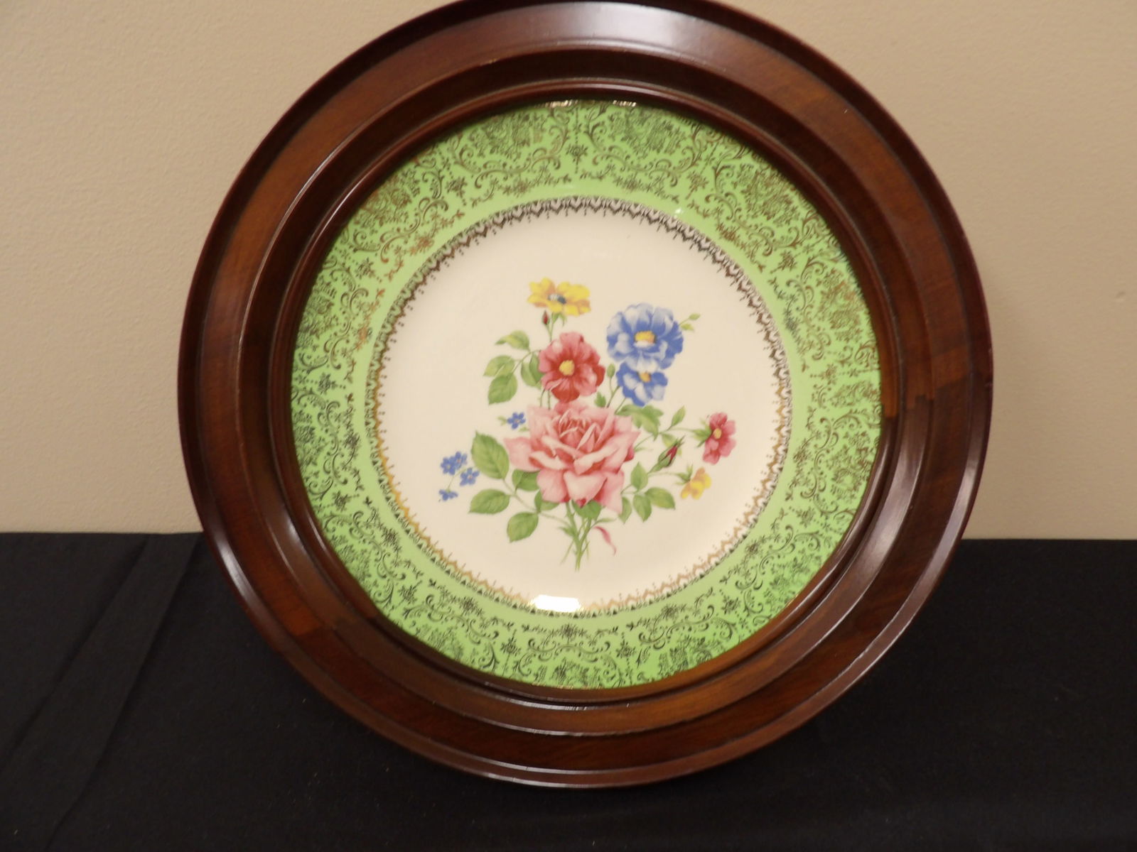 Imperial Salem service plate 23 Karat gold inside wooden hanging frame: 13 inches diameter hanging frame.