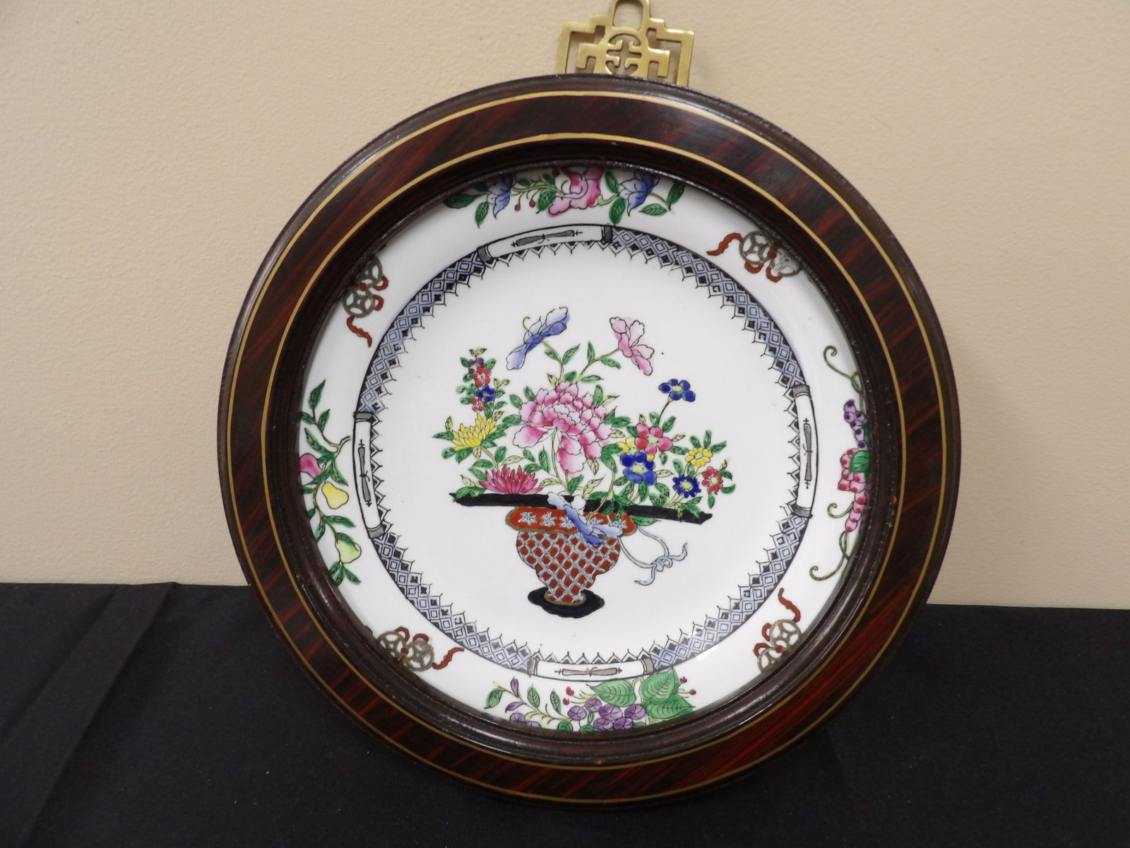 Chinese export porcelain plate in wooden hanging frame (1 of 4)