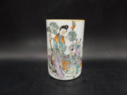 Antique Chinese hand painted porcelain brush pot with Qing dynasty Tongzhi seal mark: 4.5 inches height.