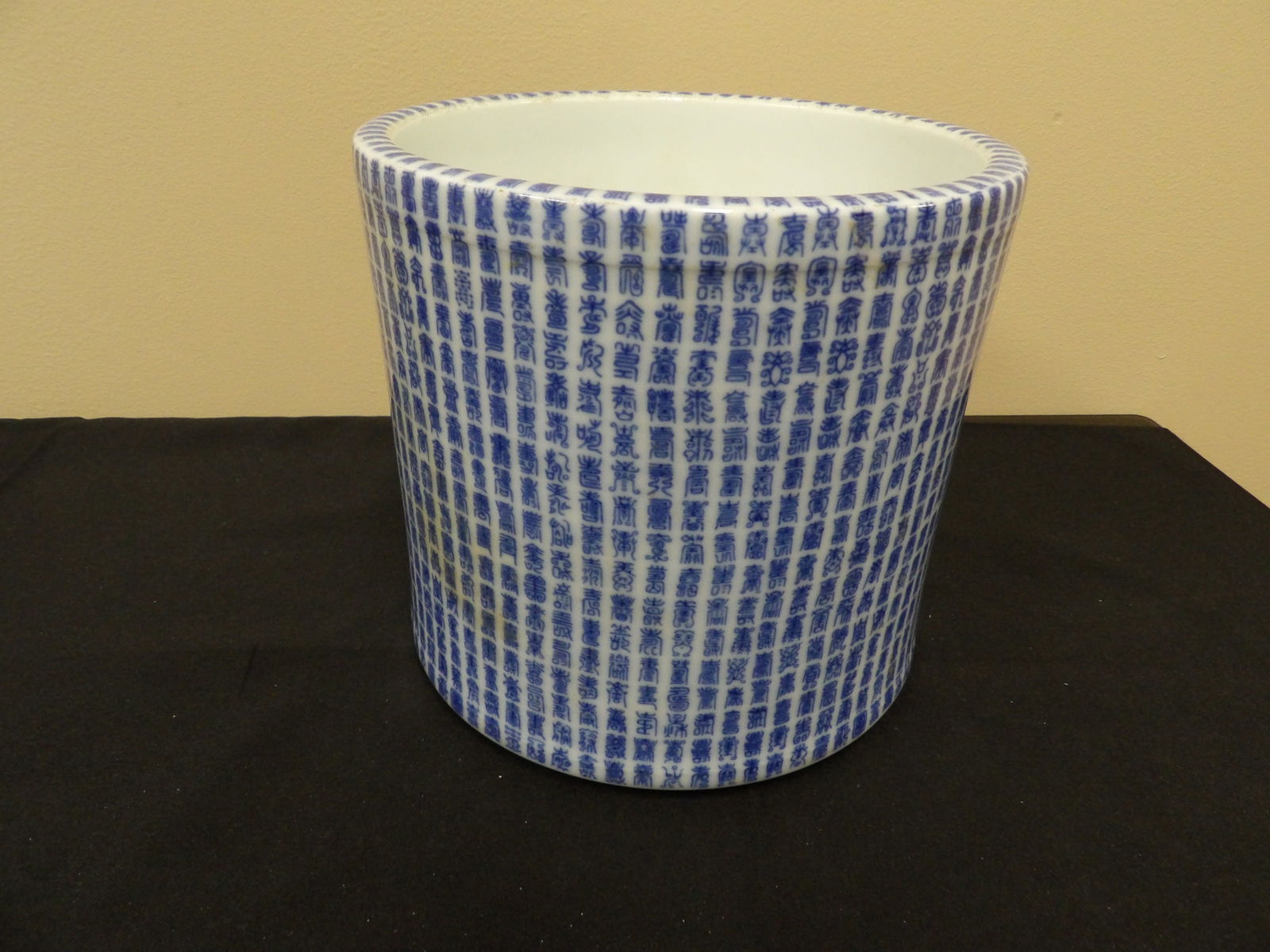 Chinese blue and white porcelain brush pot with Qing dynasty Qianlong mark (1 of 6)