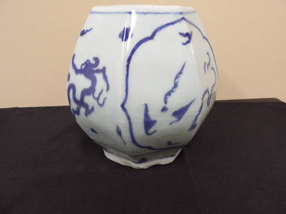 Chinese hang painted porcelain jar with Ming dynasty mark: 8 inches height. No lid.