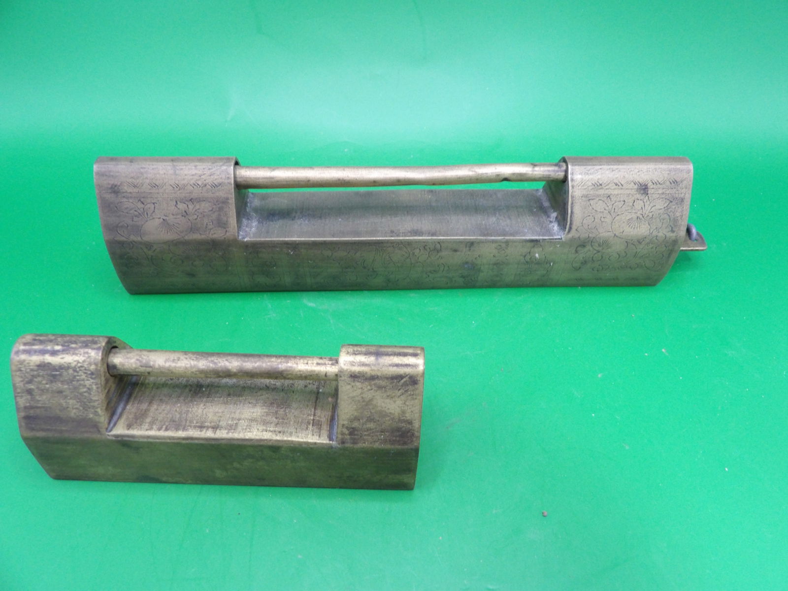 Lot of 2 Chinese antique brass locks and key (1 of 4)