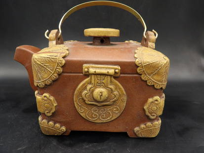 Chinese Yixing teapot storage box shaped with Ming dynasty mark: 6 inches length.