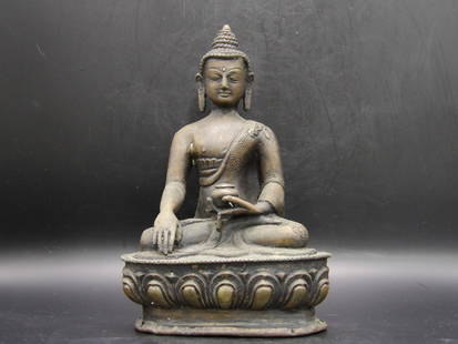 Antique Asian Bronze Buddha Statue 8 inches height: Antique bronze buddha statue. Probably Tibetan or Southeast Asian.