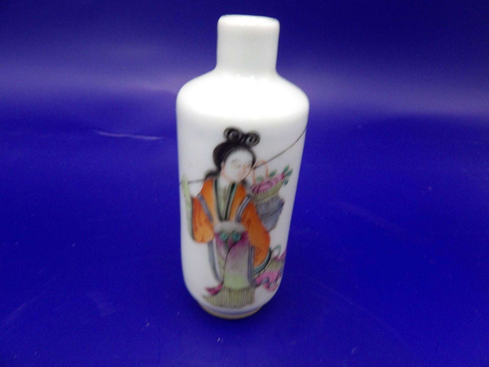 Chinese porcelain snuff bottle with Qing dynasty Tongzhi mark (1 of 6)