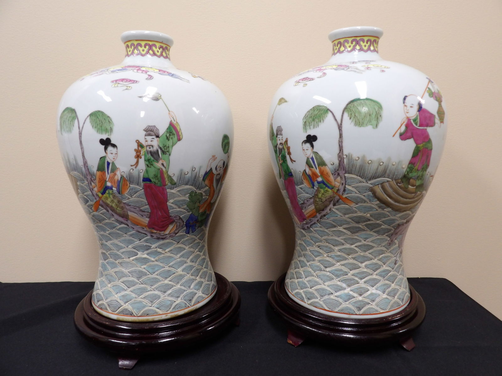 Chinese Qing dynasty Jiajing mark pair hand painted porcelain vase immortals (1 of 12)