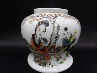 Antique Chinese hand painted porcelain vase: 5.5 inches height.