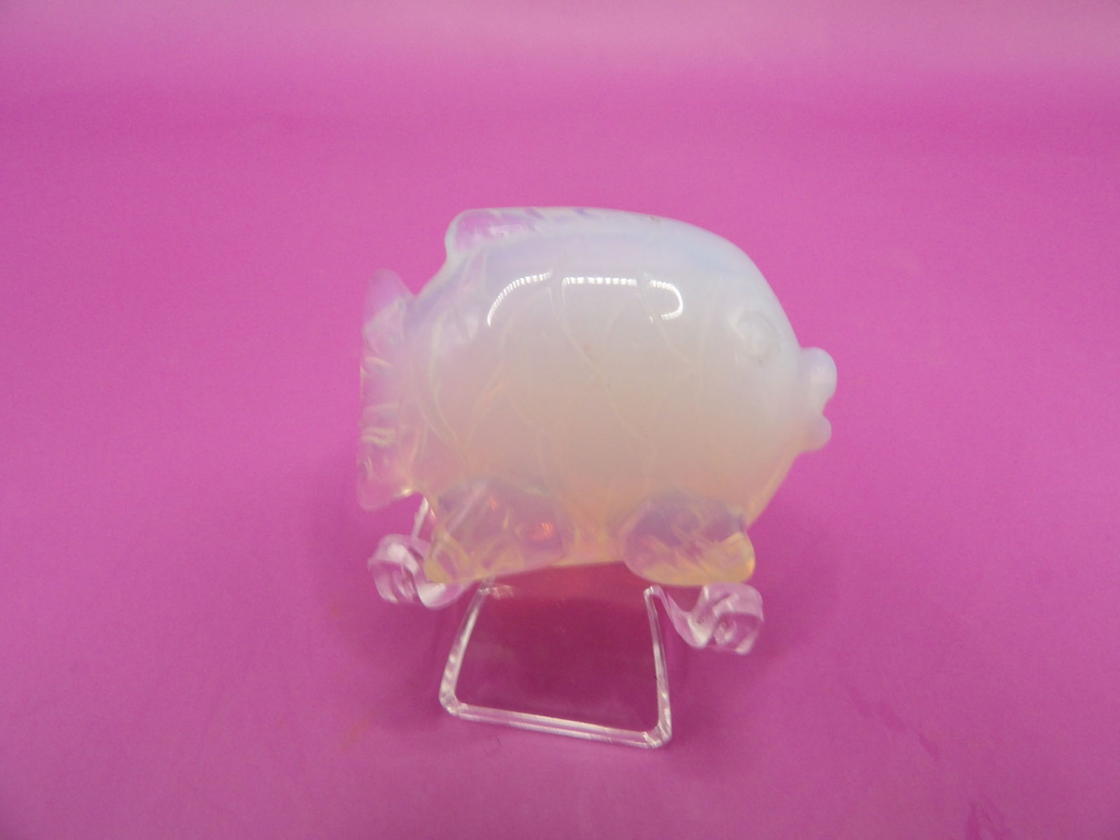 Opal fish carving: 1.5 inches length. 21 grams.