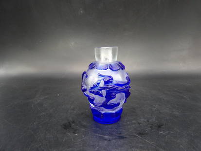 Chinese Qing dynasty blue overlay glass snuff bottle with Chilong bats: 2.1 inches height.
