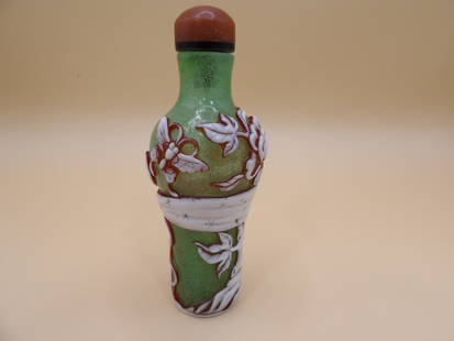 Chinese Qing dynasty overlay ribbon butterfly glass snuff bottle: 3.5 inches height.