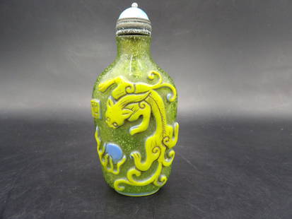 Chinese Qing dynasty overlay Chilong glass snuff bottle: 2.9 inches height.