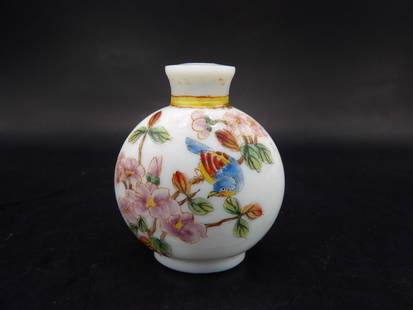 Chinese enamel painted porcelain snuff bottle with Qing dynasty Qianlong mark: 1.8 inches height.