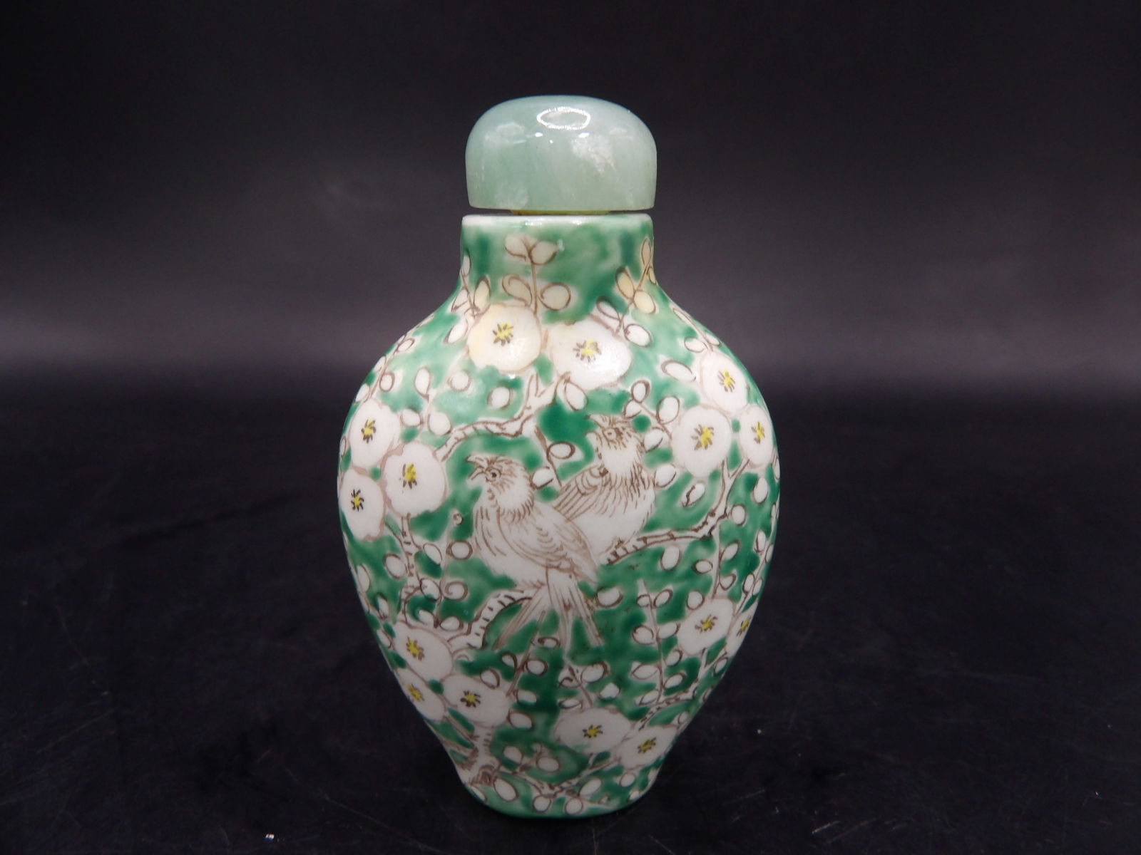Chinese antique porcelain snuff bottle with Qing dynasty Daoguang mark jade stopper (1 of 6)