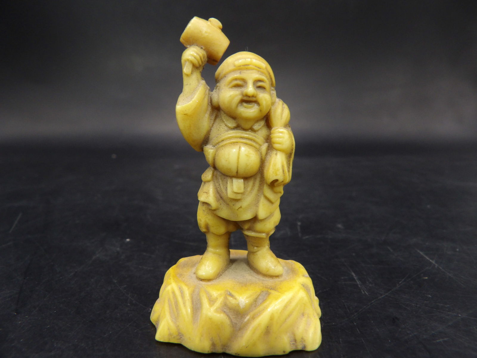 Fine Japanese bakelite netsuke figurine signed (1 of 6)