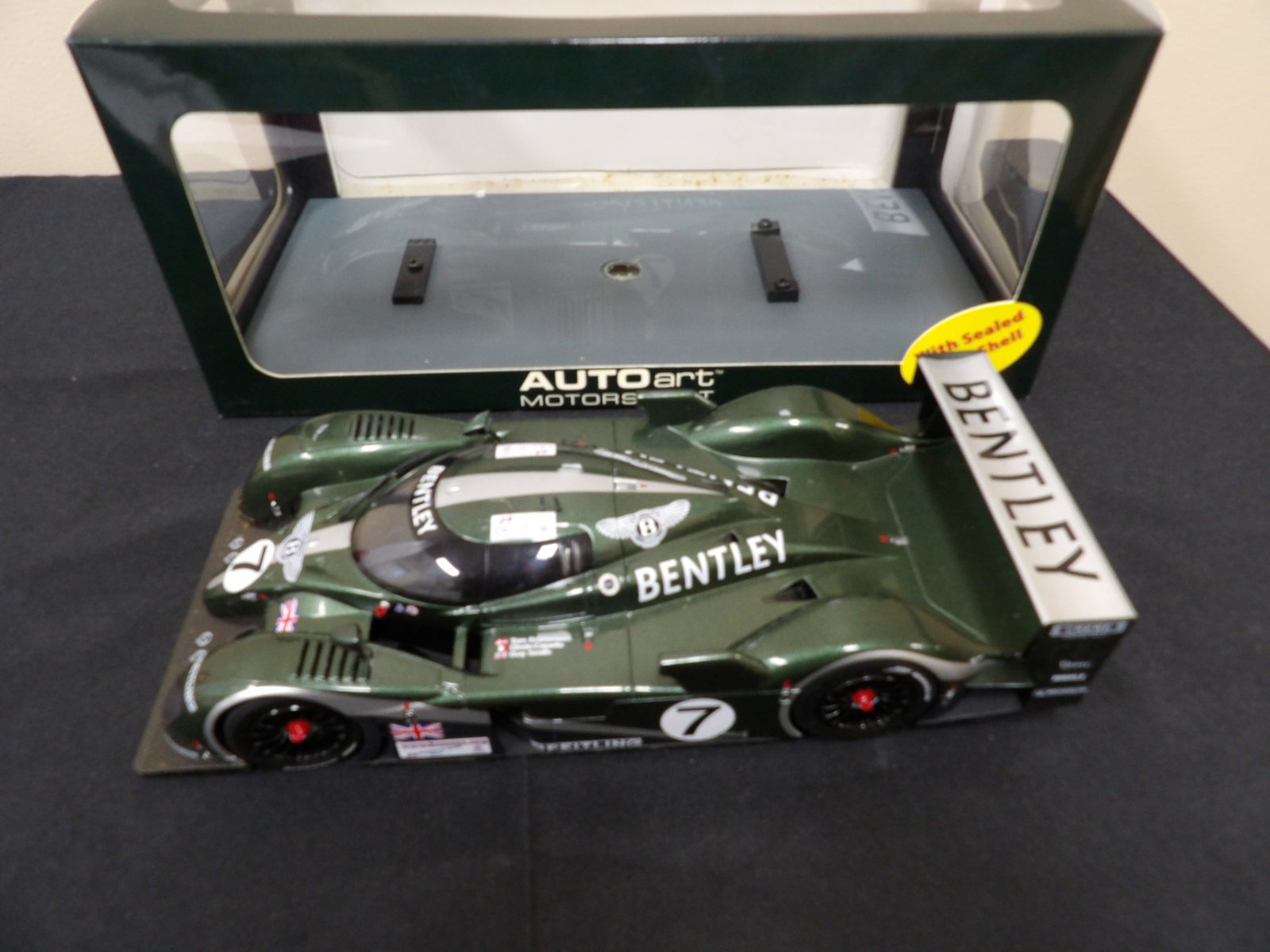 Autoart 1:18 Bentley Speed 8: 10.2 inches length scale car in 13 inches length box.