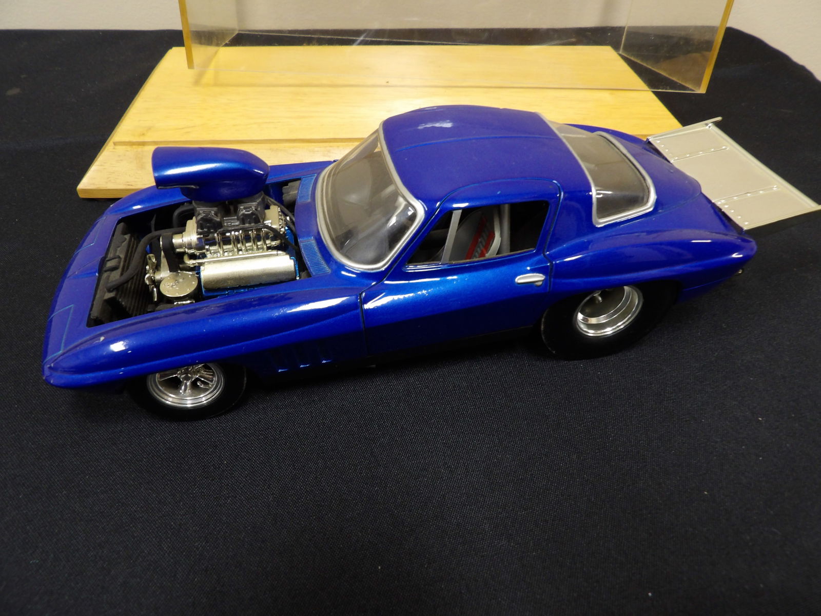 Mattel 1:18 Corvette in large display case with wooden base (1 of 6)