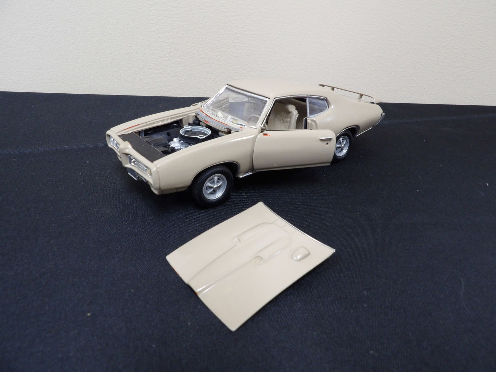 Testors 69 Pontiac GTO Judge 1:18: Side mirror appears missing. 8 inches length.