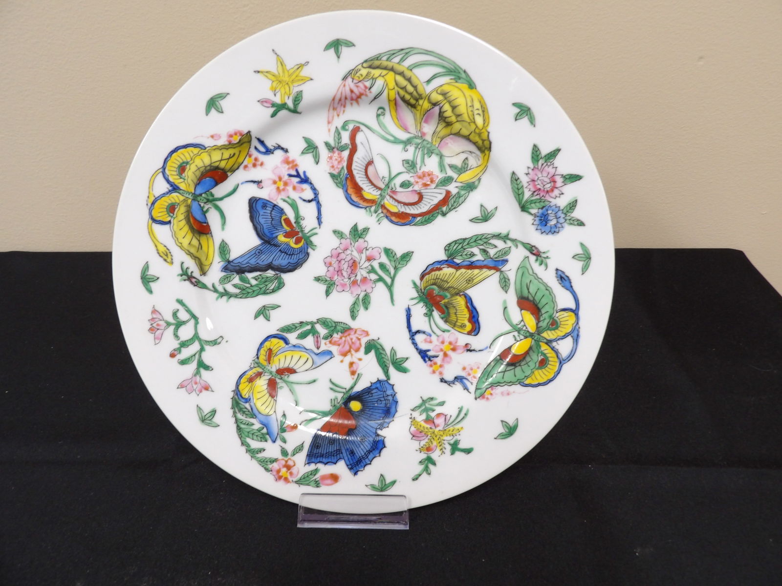 Chinese porcelain hand painted butterfly plate with Qing dynasty Qianlong mark (1 of 4)