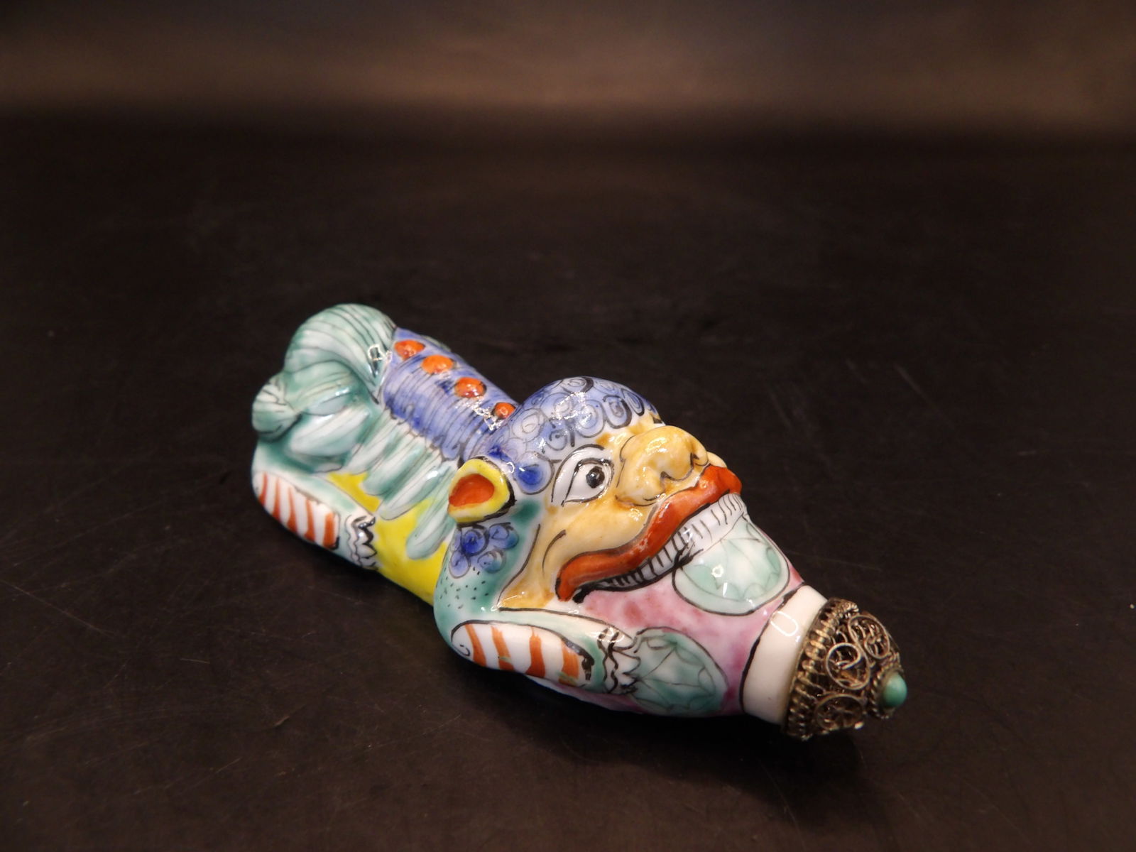 Qing dynasty Chinese molded porcelain foo dog snuff bottle (1 of 5)