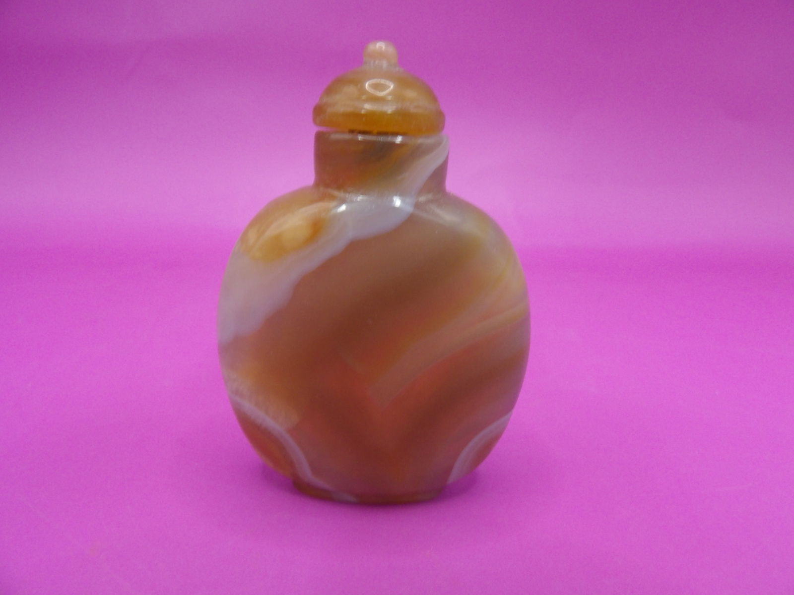 Chinese banded agate snuff bottle: 2.3 inches height.
