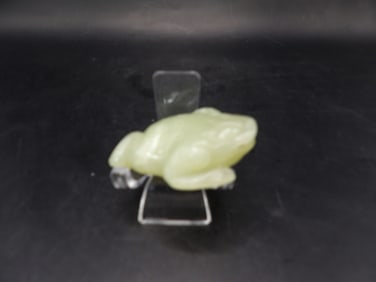 Chinese jade toad carved statue