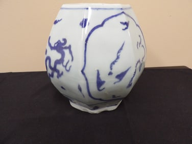 Chinese hand painted porcelain jar with Ming dynasty mark