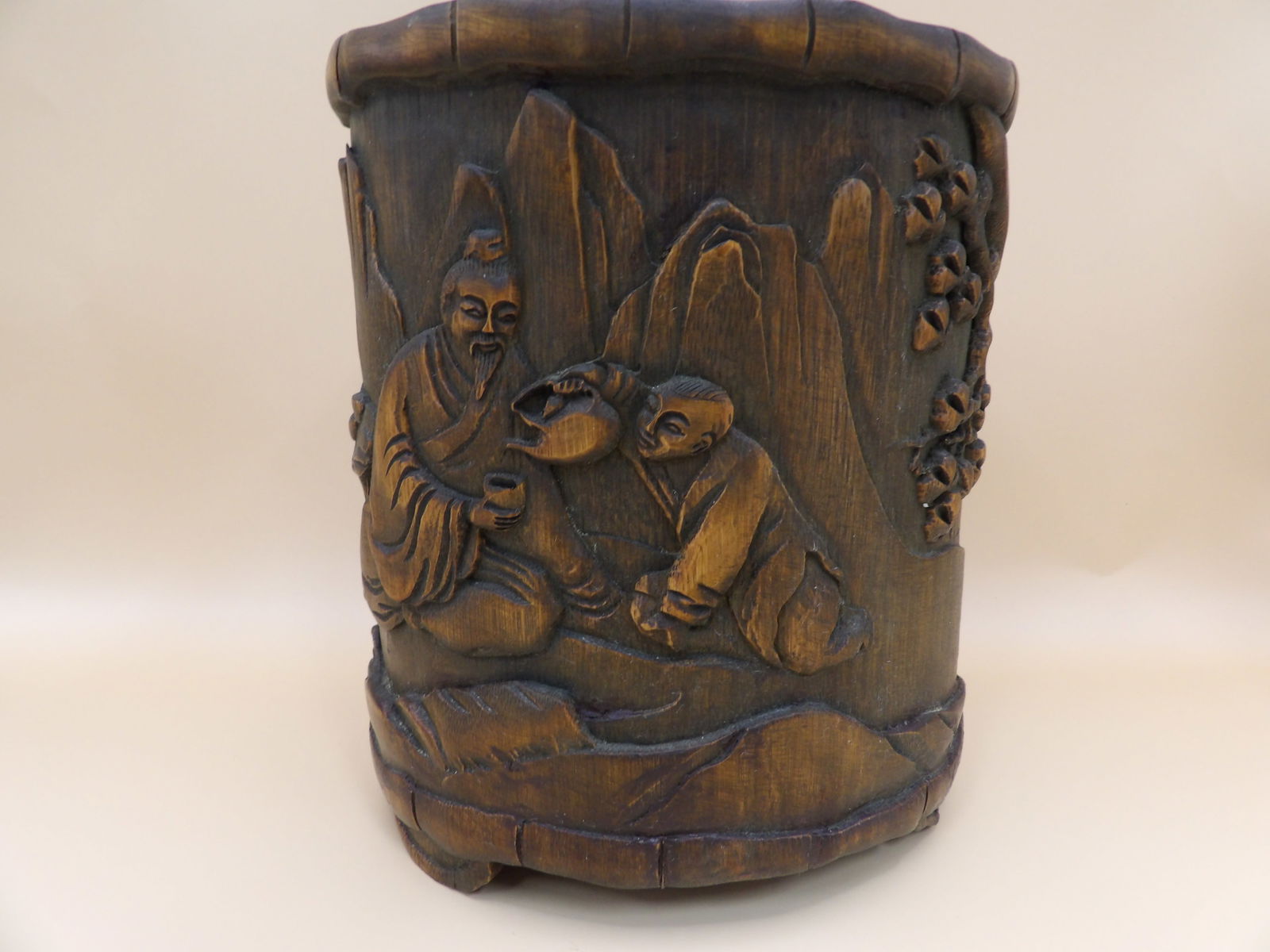 Fine carved Chinese bamboo brush pot (1 of 6)