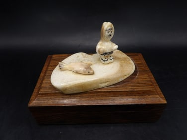 Alaskan hunter box with raised motif - No export