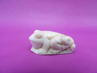 antique Japanese netsuke carving signed